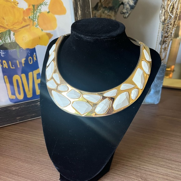 Rare vintage Kenneth Jay Lane hinged bib collar necklace gold tone white enamel - Picture 10 of 10
